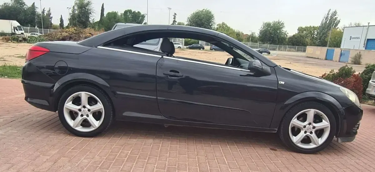 Usado Opel Astra 105 CV (77 kW) 2007 Negro Descapotable