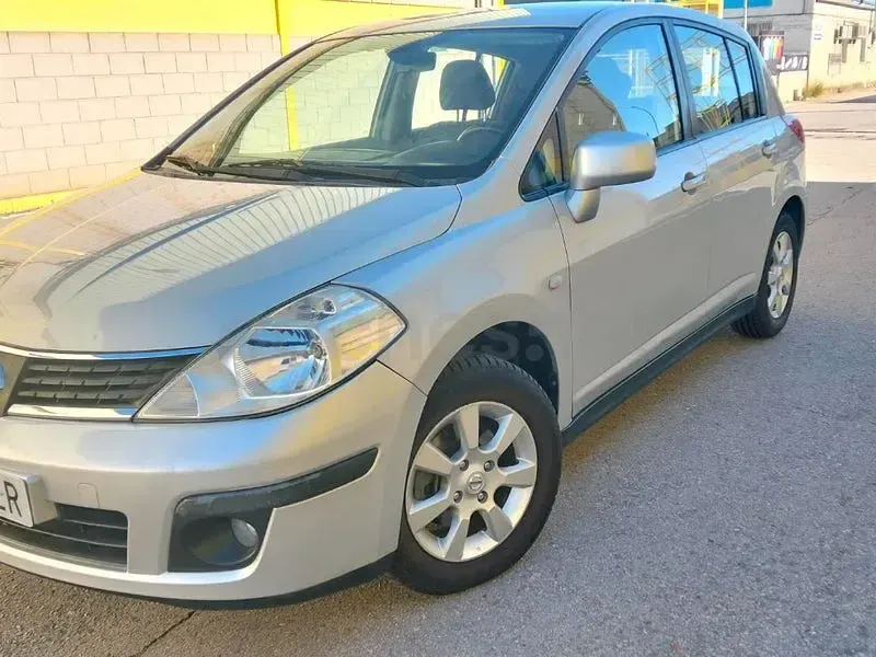Usado Nissan Tiida Pack 105 CV (77 kW) 2009 Gris / plata Berlina