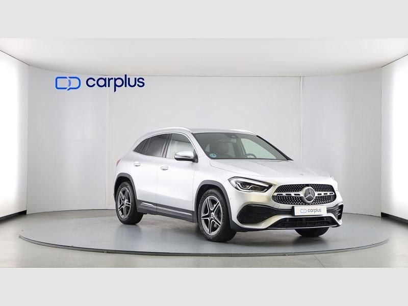 Usado Mercedes GLA180 136 CV (100 kW) 2021 Plata iridio (metalizado) SUV