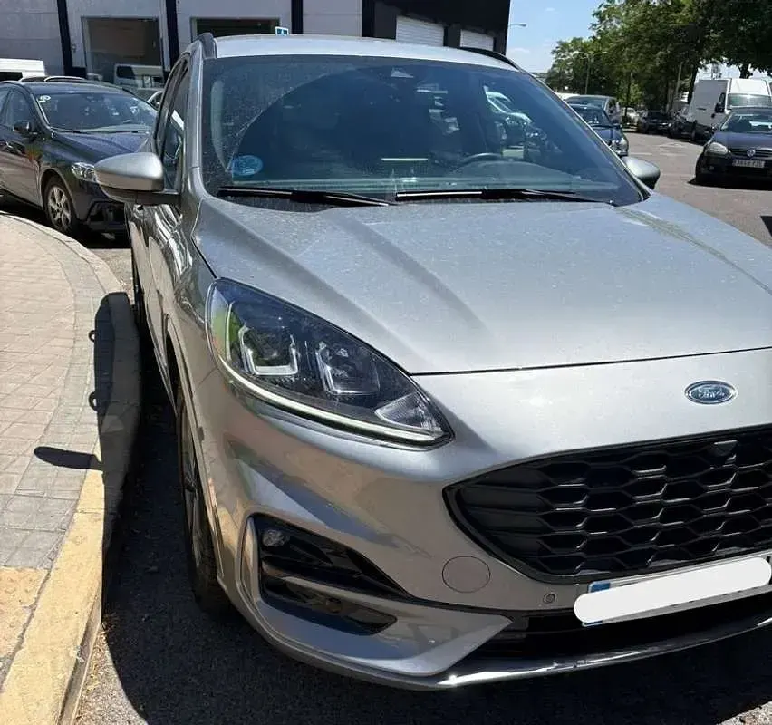 Usado Ford Kuga ST-Line X 226 CV (166 kW) 2023 Gris SUV