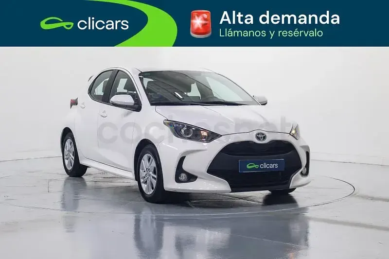 Usado Toyota Yaris Hybrid Active 116 CV (85 kW) 2022 Blanco Berlina
