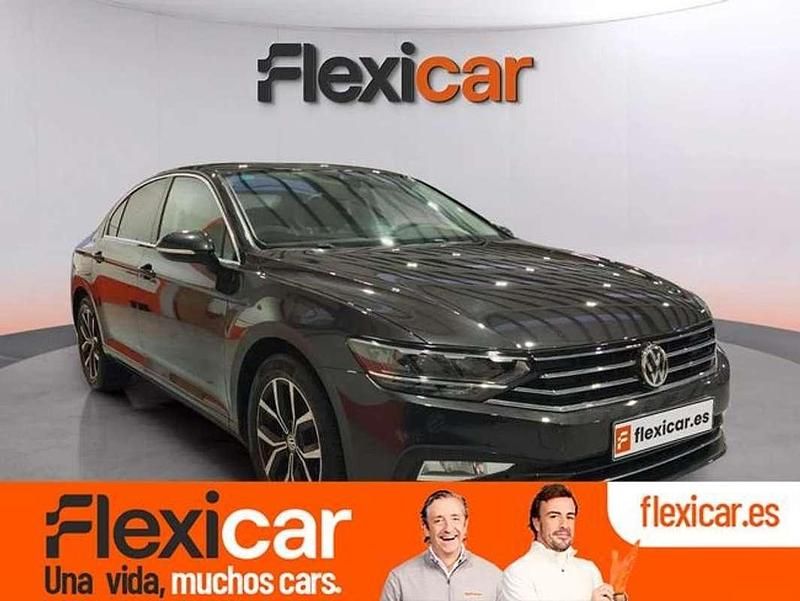 Usado VW Passat Advance 120 CV (88 kW) 2019 Gris Berlina