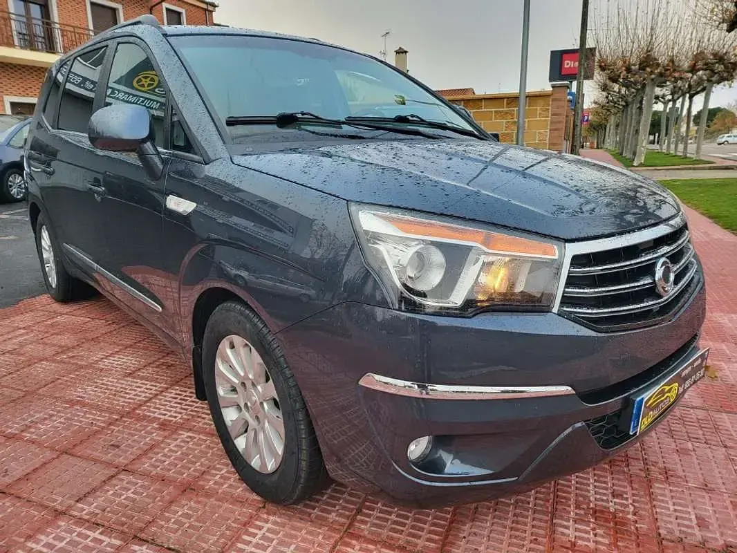 Usado SsangYong Rodius Limited 155 CV (114 kW) 2016 Gris Monovolumen