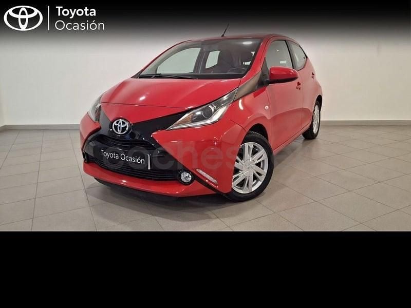 Usado Toyota Aygo X-play 69 CV (50 kW) 2018 Rojo Utilitario