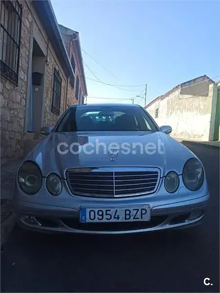Usado Mercedes E220 Classic 143 CV (105 kW) 2002 Gris / plata Berlina