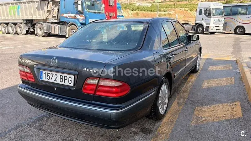 Usado Mercedes E200 Elegance 163 CV (119 kW) 2011 Azul Berlina