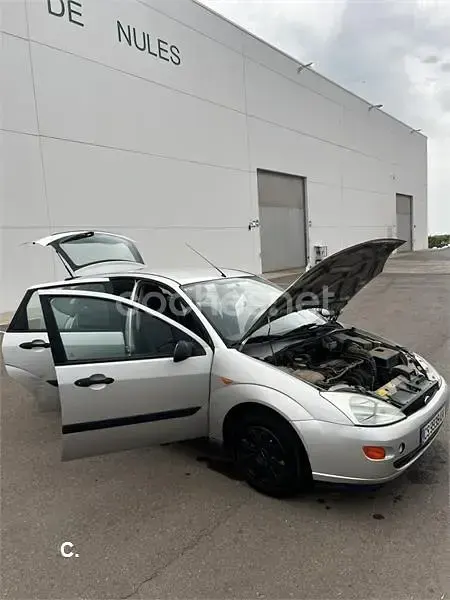 Usado Ford Focus Ambiente 100 CV (73 kW) 2000 Gris / plata Berlina