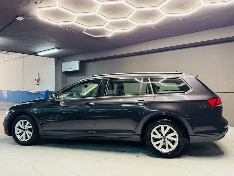 Usado VW Passat Business 122 CV (89 kW) 2022 Gris / plata Familiar