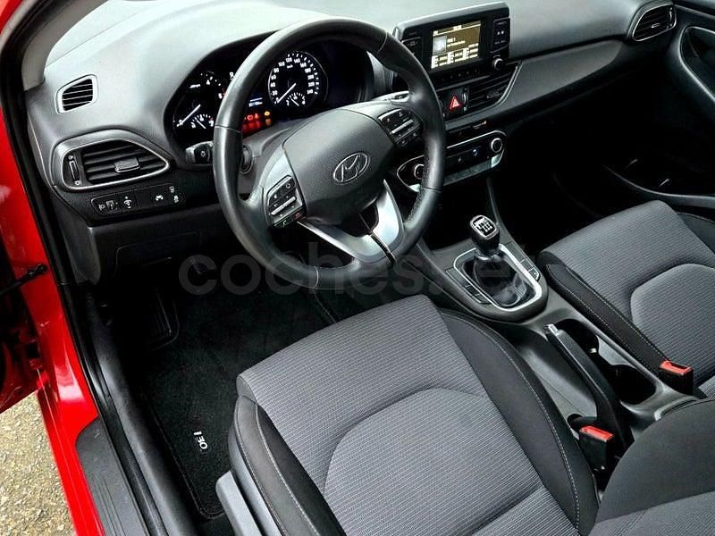 Usado Hyundai i30 95 CV (69 kW) 2020 Rojo Berlina
