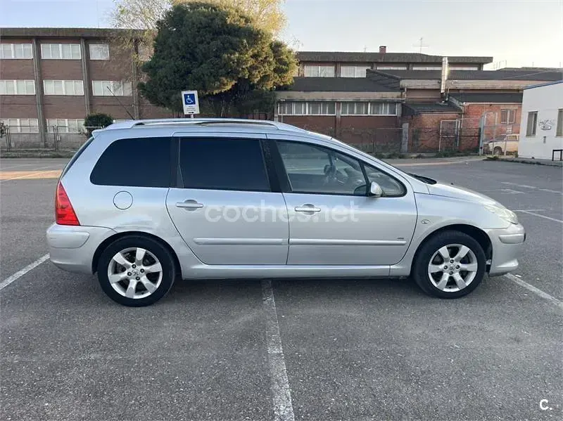 Usado Peugeot 307 110 CV (80 kW) 2008 Gris / plata Familiar