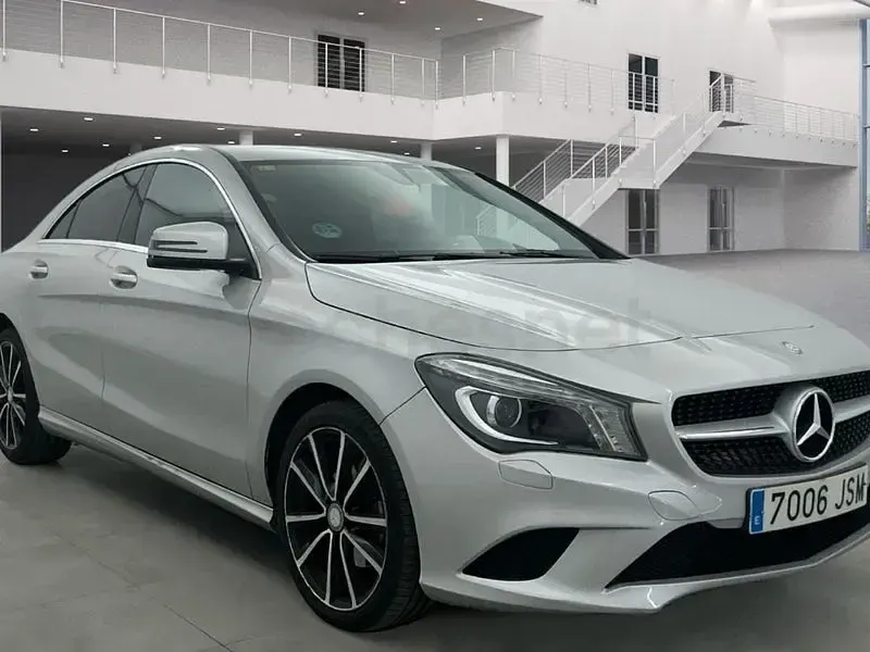 Usado Mercedes CLA200 136 CV (100 kW) 2017 Gris / plata Coupe