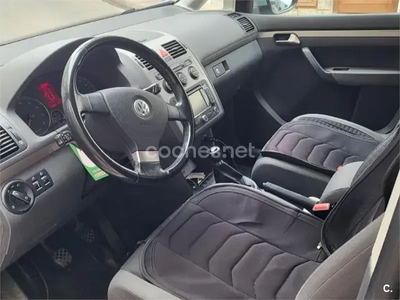 Usado VW Touran Highline 140 CV (102 kW) 2010 Gris / plata Monovolumen