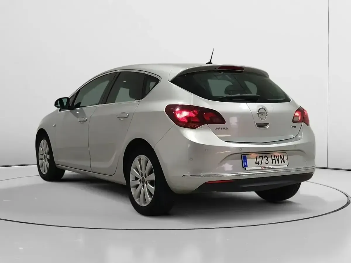Usado Opel Astra Selective 131 CV (96 kW) 2014 Gris Berlina