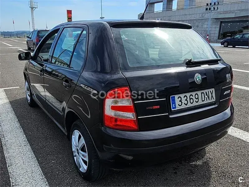 Usado Skoda Fabia 64 CV (47 kW) 2005 Negro Berlina