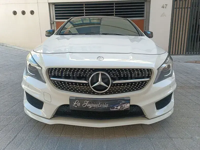 Usado Mercedes CLA220 Shooting Brake AMG line 177 CV (130 kW) 2015 Blanco Familiar