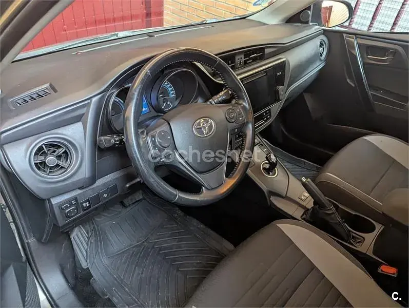 Usado Toyota Auris Hybrid Active 136 CV (100 kW) 2019 Marrón Familiar
