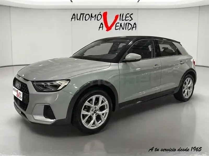 Usado Audi A1 Design 110 CV (80 kW) 2022 Gris / plata SUV