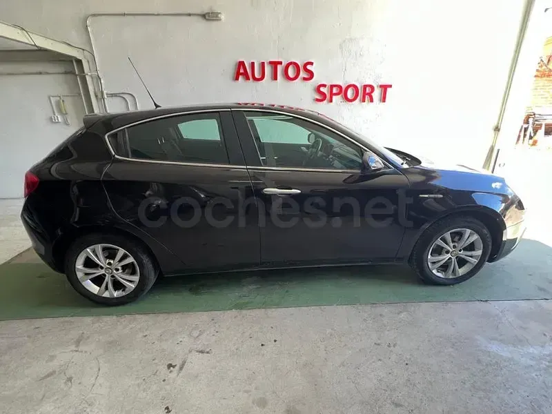 Usado Alfa Romeo Giulietta Distinctive 105 CV (77 kW) 2012 Marrón Utilitario