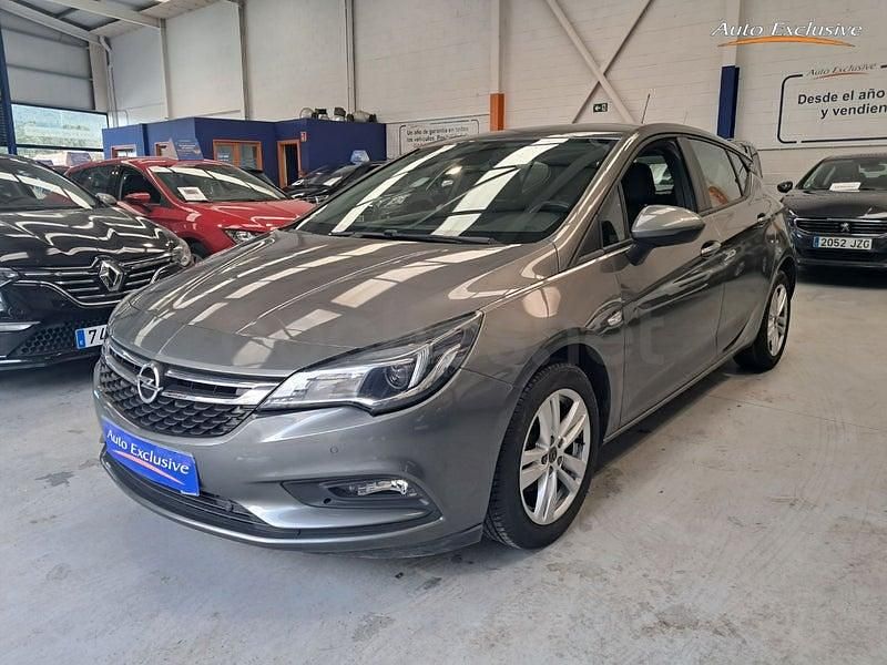 Usado Opel Astra Dynamic 110 CV (80 kW) 2018 Gris / plata Berlina