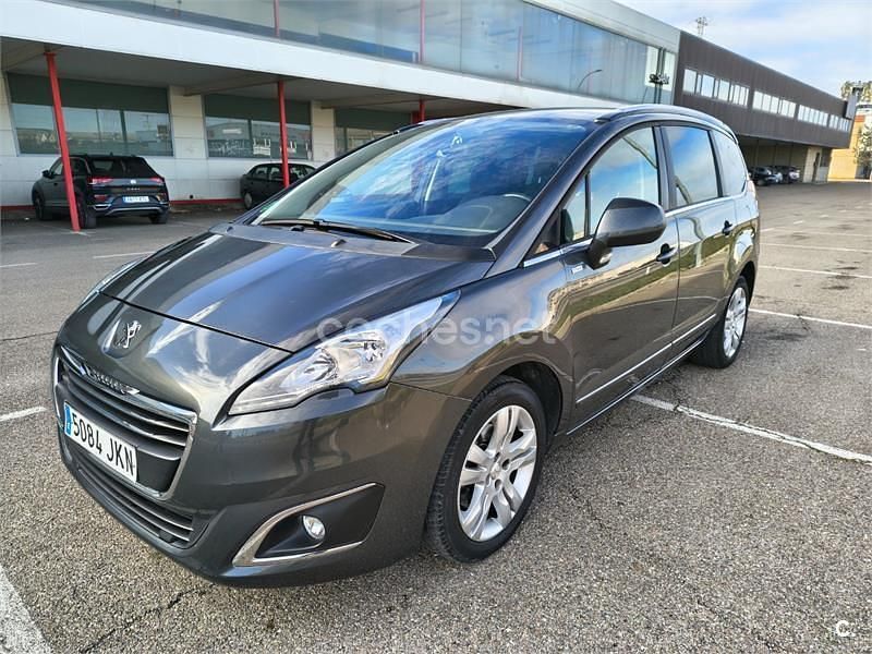 Usado Peugeot 5008 Style 130 CV (95 kW) 2015 Gris / plata Monovolumen