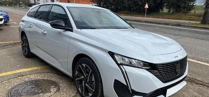 Usado Peugeot 308 Allure 136 CV (100 kW) 2024 Blanco okenite Familiar