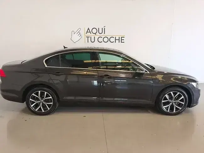 Usado VW Passat Executive 150 CV (110 kW) 2021 Gris / plata Berlina