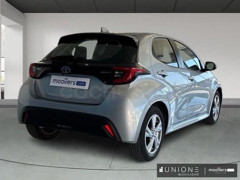 Usado Toyota Yaris Hybrid Active 116 CV (85 kW) 2024 Gris / plata Berlina