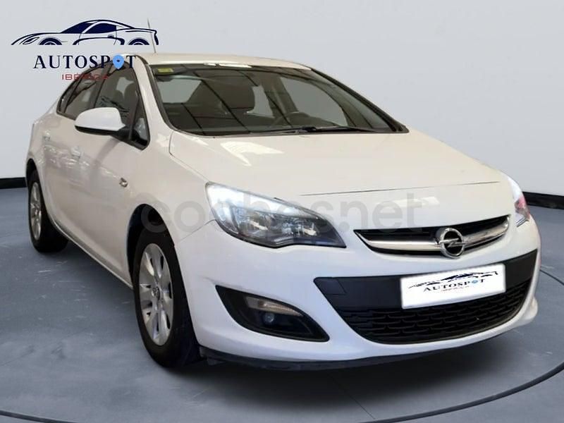 Usado Opel Astra Selective 110 CV (80 kW) 2014 Blanco Berlina