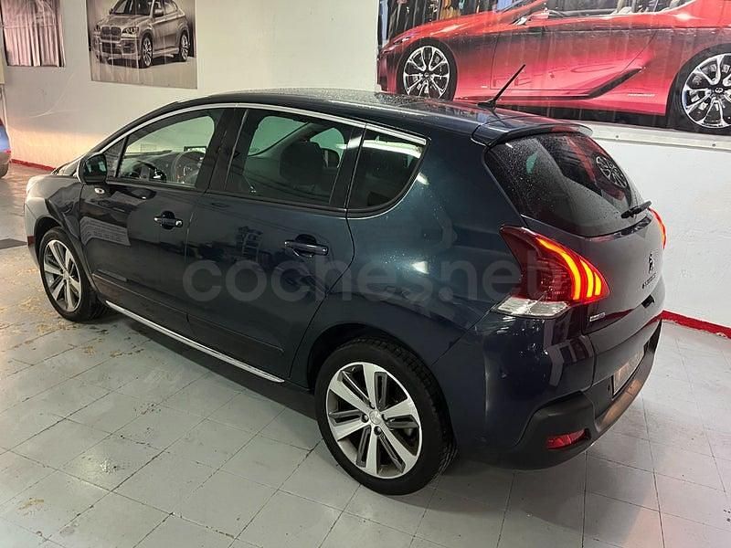 Usado Peugeot 3008 Allure 120 CV (88 kW) 2015 Azul Familiar