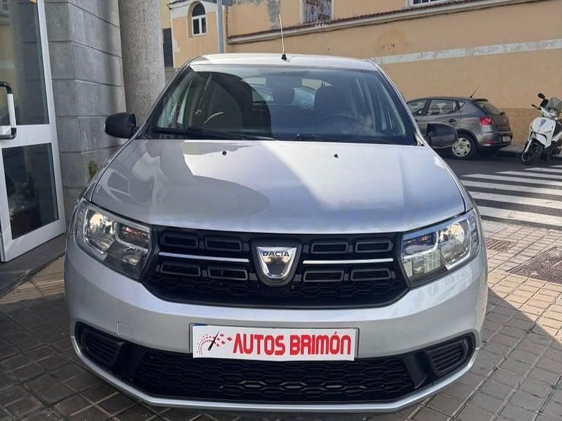 Usado Dacia Sandero Essentiel 73 CV (53 kW) 2018 Gris / plata Berlina