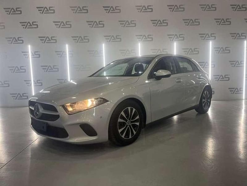 Usado Mercedes A180 116 CV (85 kW) 2020 Gris Utilitario