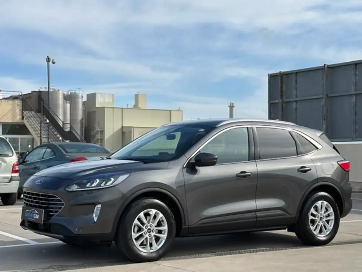 Usado Ford Kuga Titanium 150 CV (110 kW) 2022 Gris SUV