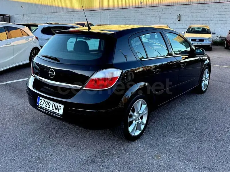 Usado Opel Astra Cosmo 120 CV (88 kW) 2005 Negro Berlina