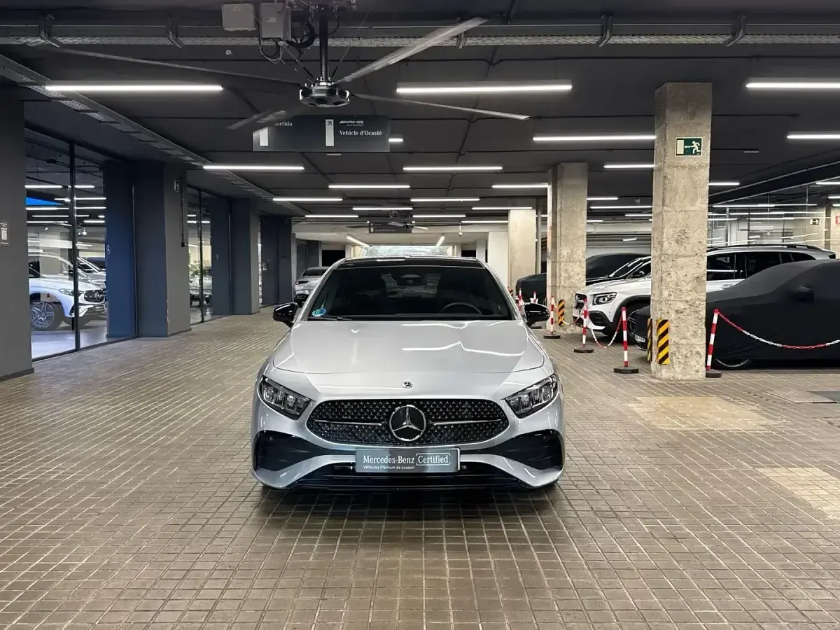 Usado Mercedes A180 136 CV (100 kW) 2025 Gris