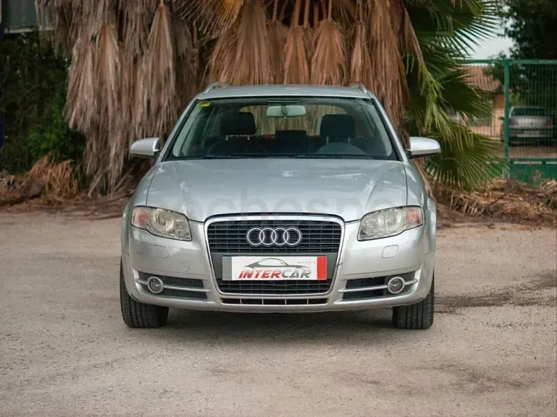 Usado Audi A4 140 CV (102 kW) 2005 Gris / plata Familiar