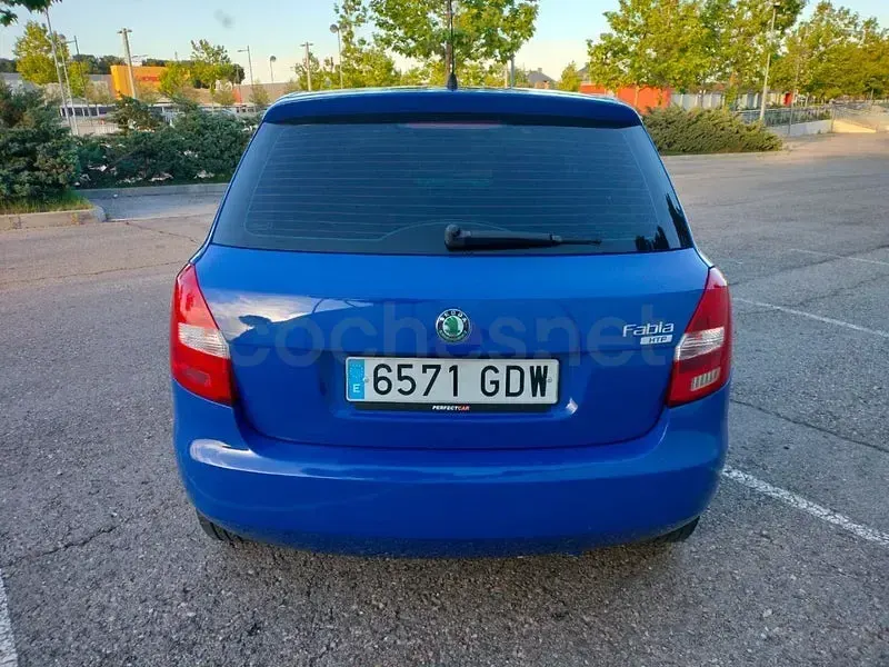 Usado Skoda Fabia 60 CV (44 kW) 2008 Azul Berlina