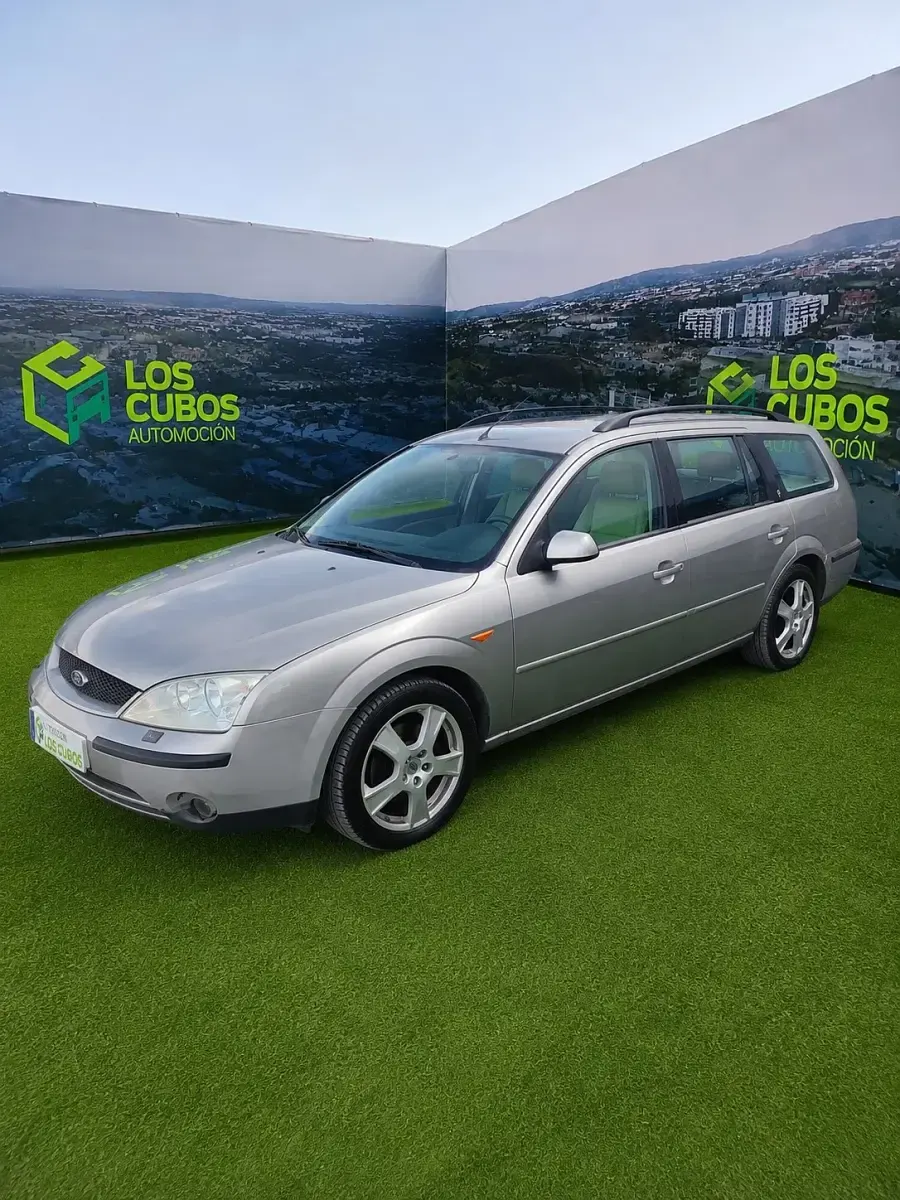 Usado Ford Mondeo Ghia 145 CV (106 kW) 2002 Marrón