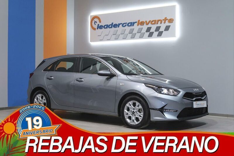 Gris Usado 2024 Kia Ceed Berlina | 17.300 € (Buen precio) - Imagen 1/4