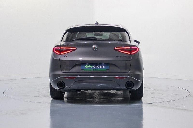 Usado Alfa Romeo Stelvio Veloce 210 CV (154 kW) 2021 Gris / plata SUV