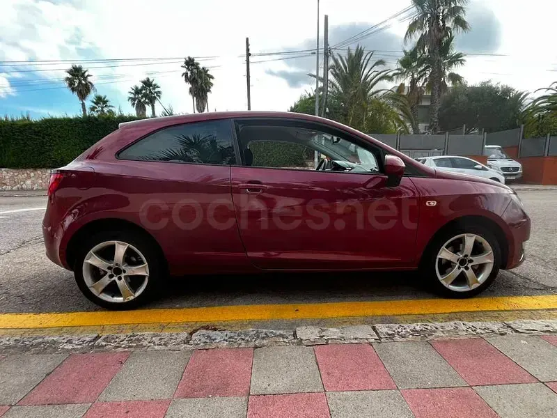 Usado Seat Ibiza SC Ecomotive 105 CV (77 kW) 2012 Granate Utilitario