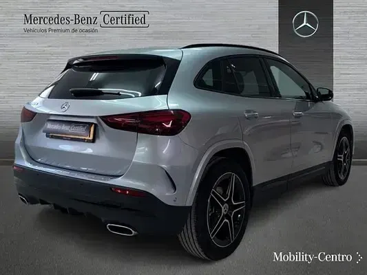 Usado Mercedes GLA200 150 CV (110 kW) 2024 Gris / plata SUV