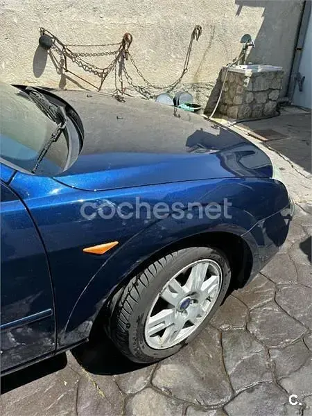 Usado Ford Mondeo Ghia 130 CV (95 kW) 2004 Azul Berlina