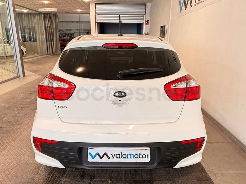 Usado Kia Rio 109 CV (80 kW) 2015 Blanco Berlina