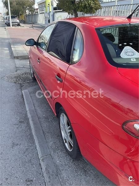 Usado Seat Cordoba 100 CV (73 kW) 2003 Rojo Berlina