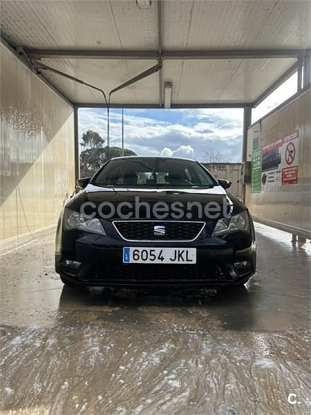 Usado Seat Leon Reference 105 CV (77 kW) 2015 Negro Berlina
