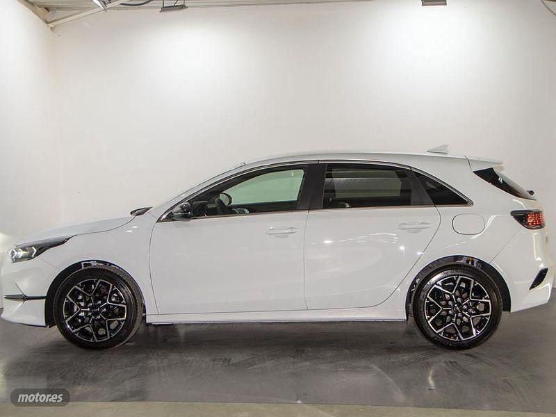 Usado Kia Ceed Style 120 CV (88 kW) 2023 Blanco Utilitario