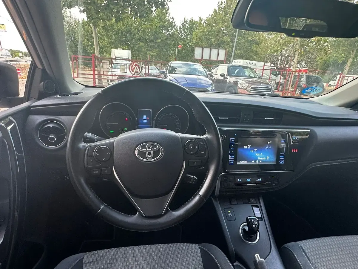 Usado Toyota Auris Hybrid Edition 136 CV (100 kW) 2018 Blanco