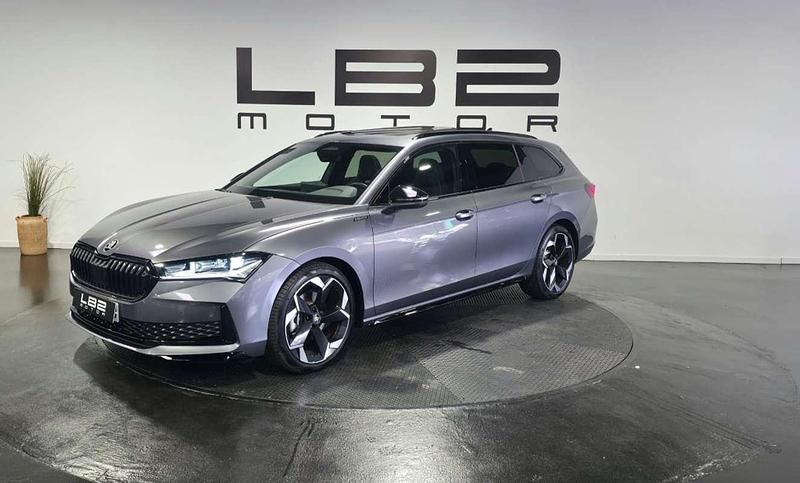 Gris Usado 2025 Skoda Superb SportLine Berlina | 44.499 € - Imagen 1/4
