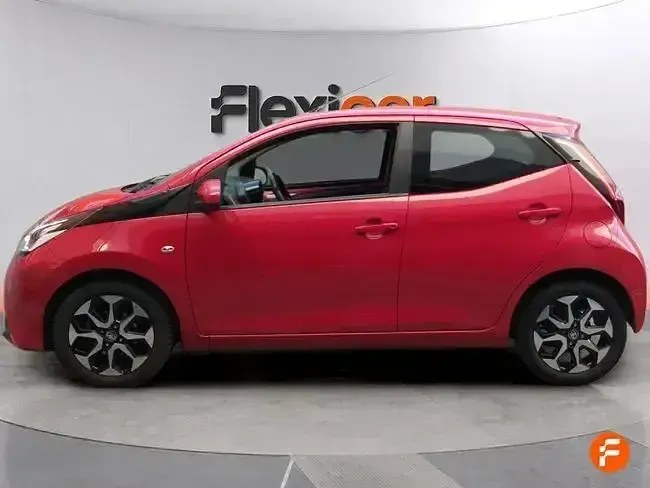 Usado Toyota Aygo X-play 72 CV (52 kW) 2019 Rojo Utilitario
