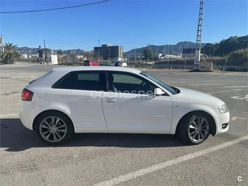 Usado Audi A3 Ambition 105 CV (77 kW) 2011 Blanco Utilitario